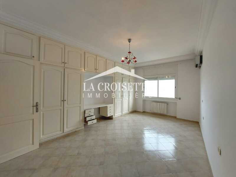 Villa S+5 à La Soukra